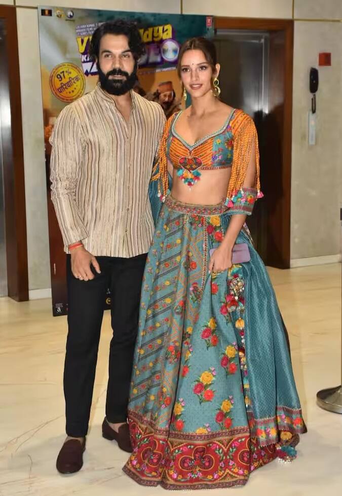 Vicky Vidya ka Woh Wala Video: અભિનેત્રી તૃપ્તિ ડિમરીની કેટલીક તસવીરો હાલમાં સોશિયલ મીડિયા પર ટ્રેન્ડ કરી રહી છે. જેમાં અભિનેત્રી મલ્ટીકલર્ડ લહેંગામાં ધૂમ મચાવતી જોવા મળે છે. 'સ્ત્રી 2'ની સફળતા બાદ રાજકુમાર રાવ હવે 'વિક્કી વિદ્યા કા વો વાલા વીડિયો' ની મારફતે મોટા પડદા પર છવાઇ જવા તૈયાર છે. આ દિવસોમાં તે તેની અભિનેત્રી તૃપ્તિ ડિમરી સાથે ફિલ્મનું પ્રમોશન કરી રહી છે