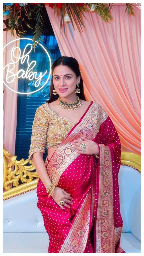 गोदभराई में श्रद्धा आर्या ने बनारसी साड़ी में दिखाया बेबी बंप