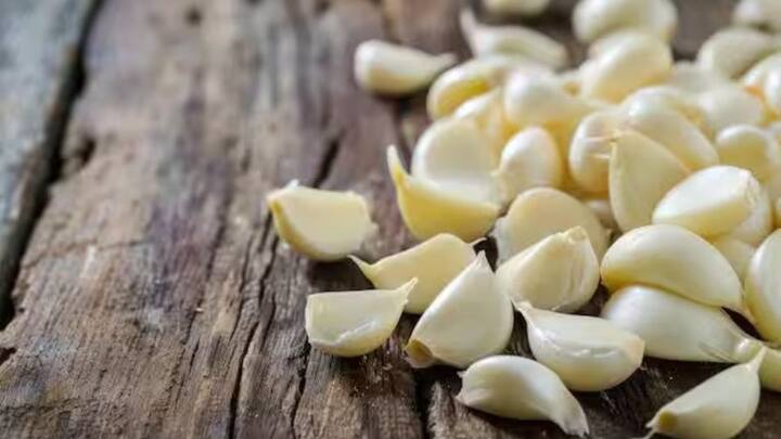 ਬਹੁਤ ਸਾਰੇ ਲੋਕ ਲਸਣ ਦੀ ਕਲੀ ਨੂੰ ਸਕਿਨ ਲਈ ਫਾਇਦੇਮੰਦ ਹੁੰਦੀ ਹੈ। ਉਨ੍ਹਾਂ ਦਾ ਮੰਨਣਾ ਹੈ ਕਿ ਇਸ ਨਾਲ ਚਿਹਰੇ 'ਤੇ ਚਮਕ ਆਉਂਦੀ ਹੈ ਅਤੇ ਮੁਹਾਂਸਿਆਂ ਦੀ ਸਮੱਸਿਆ ਨੂੰ ਵੀ ਦੂਰ ਕੀਤਾ ਜਾ ਸਕਦਾ ਹੈ। ਅਜਿਹੇ 'ਚ ਜਾਣੋ ਕਿ ਕੀ ਲਸਣ ਦੀ ਕਲੀ ਅਸਲ 'ਚ ਮੁਹਾਸੇ ਦੂਰ ਕਰ ਸਕਦੀ ਹੈ।