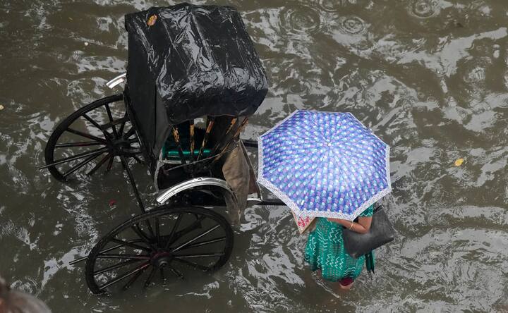 আকাশের মুখ ভারও হচ্ছে মাঝে মাঝে । কালো মেঘের ঘনঘটা আর যখন তখন বৃষ্টি।   কী হবে পুজোয়?