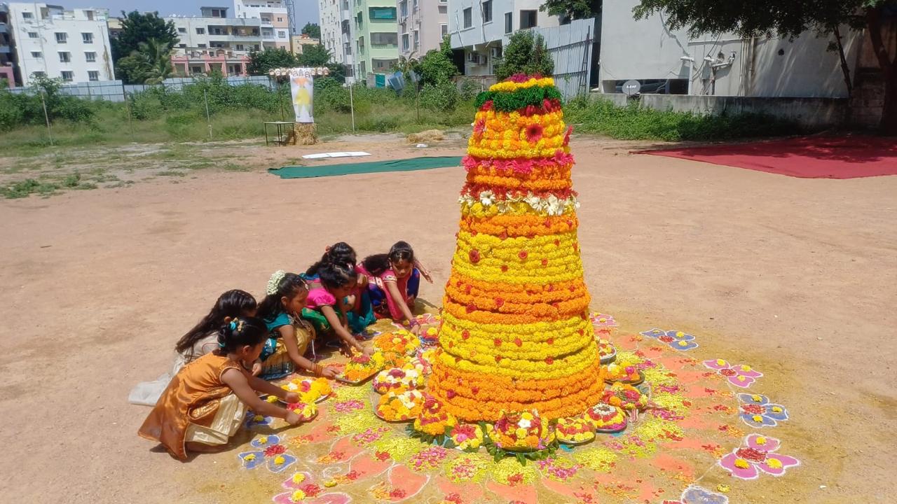 Bathukamma Wishes 2024: సద్దుల బతుకమ్మ శుభాకాంక్షలు మీ బంధుమిత్రులకు ఇలా తెలియజేయండి!