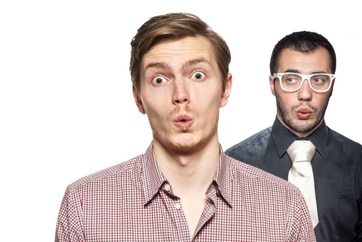 संध्याकाळी किंवा रात्री घरात शिट्टी वाजवू नये.