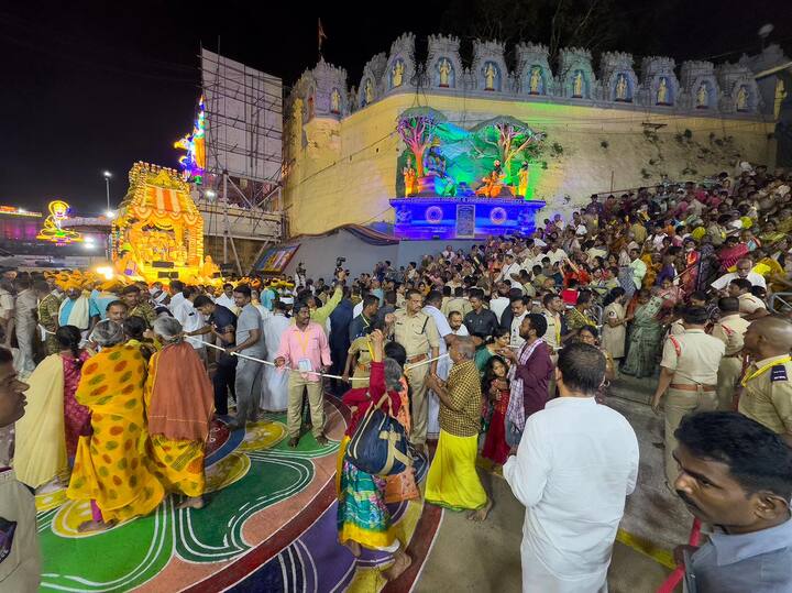 వాహనం ముందు గజరాజులు నడుస్తుండగా, భక్తజన బృందాలు భజనలు, కోలాటాలు, జీయ్యంగార్ల గోష్టితో స్వామివారిని కీర్తిస్తుండగా, మంగళవాయిద్యాల నడుమ స్వామివారి వాహనసేవ కోలాహలంగా జరిగింది.