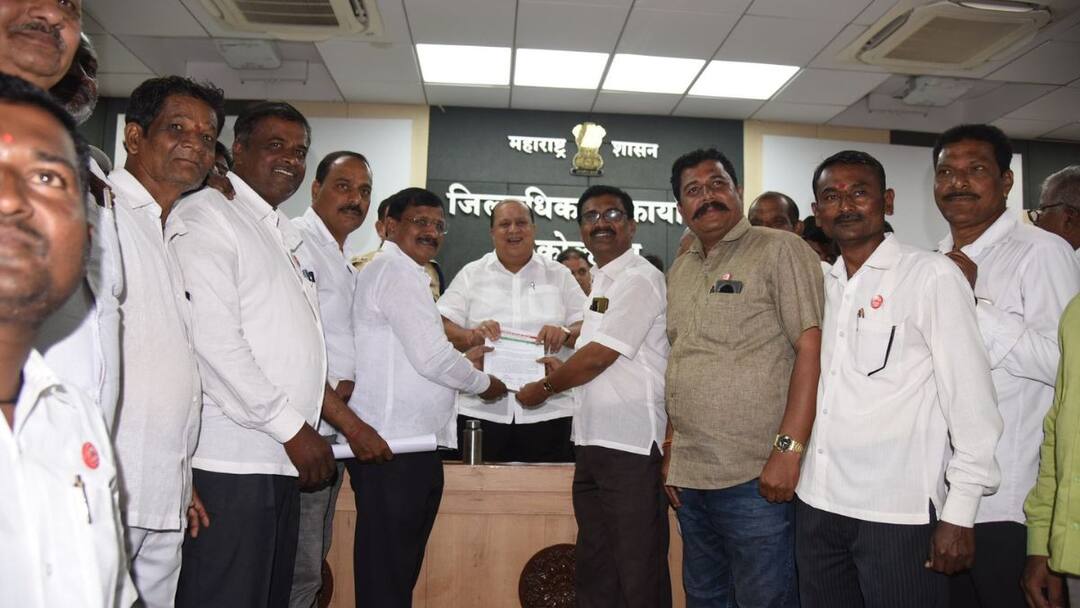 Kolhapur News : गतवर्षी तुटलेल्या ऊसाचे 200 रूपये प्रतिटन दिवाळीपूर्वी शेतकऱ्याच्या खात्यात जमा करा; 'स्वाभिमानी'ची मागणी 200 rupees per tonne of sugarcane broken last year in the farmer account before Diwali The demand of swabhimani shetkari sanghatana raju shetti Kolhapur News : गतवर्षी तुटलेल्या ऊसाचे 200 रूपये प्रतिटन दिवाळीपूर्वी शेतकऱ्याच्या खात्यात जमा करा; 'स्वाभिमानी'ची मागणी