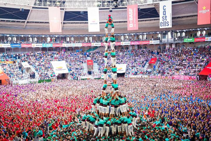 पुर्वेश सरनाईक आणि महाराष्ट्रातील शिष्टमंडळाने स्पेनमधील 'डेल पेनडेस विला फ्रांका' येथे प्रसिद्ध 'कॉनकुर फेस्टिवल'ला भेट दिली. हा सण मुंबई आणि ठाण्यात साजऱ्या होणाऱ्या दहीहंडी उत्सवाशी सांस्कृतिकदृष्ट्या संबंधित आहे आणि यामध्ये मानवी मनोरे सादर करण्यात येतात.