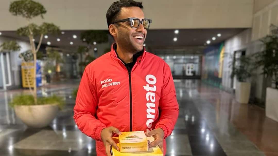 Deepinder Goyal Says He Was Stopped From Using Mall Lift While Collecting Orders, Urges For Humane Treatment For Delivery Workers Deepinder Goyal Says He Was Stopped From Using Mall Lift While Collecting Orders, Urges For Humane Treatment For Delivery Workers
