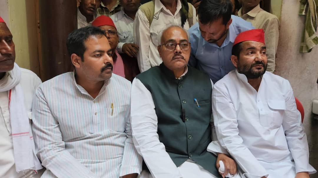 जेल में बंद सपा विधायक के परिजनों से मिले नेता प्रतिपक्ष लाल बिहारी यादव, कहा- 'गलत तरीके से फंसाया' UP LoP Lal Bihari Yadav met jailed Bhadohi Samajwadi Party MP Zahid Beg in Jail ann जेल में बंद सपा विधायक के परिजनों से मिले नेता प्रतिपक्ष लाल बिहारी यादव, कहा- 'गलत तरीके से फंसाया'