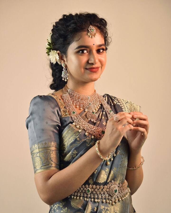 తాజాగా దసరా లుక్స్​ అంటూ తన లేటెస్ట్ ఫోటోషూట్​కి చెందిన ఫోటోలను ఇన్​స్టాలో షేర్ చేసింది. ట్రెడీషనల్​ లుక్​లో రాధ్య చాలా క్యూట్​గా ఉంది.(Images Source : Instagram/Raadhya)