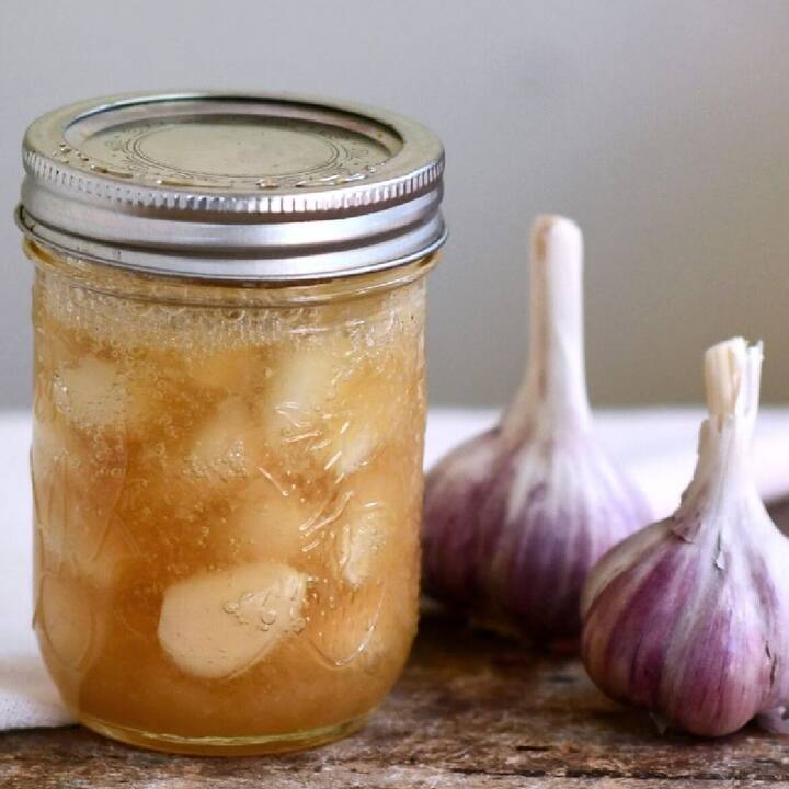 ਬਹੁਤ ਜ਼ਿਆਦਾ ਲਸਣ ਖਾਣ ਦੇ ਸਭ ਤੋਂ ਗੰਭੀਰ ਮਾੜੇ ਪ੍ਰਭਾਵਾਂ ਵਿੱਚੋਂ ਇਕ ਖੂਨ ਵਹਿਣ ਦਾ ਖਤਰਾ ਵਧਣਾ, ਖਾਸ ਕਰਕੇ ਜੇ ਤੁਸੀਂ ਖੂਨ ਨੂੰ ਪਤਲਾ ਕਰਨ ਵਾਲੀਆਂ ਦਵਾਈਆਂ ਲੈ ਰਹੇ ਹੋ ਜਾਂ ਸਰਜਰੀ ਕਰਵਾ ਰਹੇ ਹੋ।