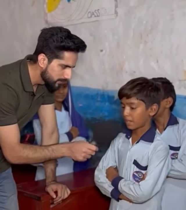स्कूल की एक बच्ची ने रामायण पढ़कर सुनाई. इसके बाद वहां के टीचर ने बच्ची के पढ़े वाक्य को सरल भाषा में भी समझाया. टीचर ने बच्चों से भगवद्गीता और हिंदू धर्म से जुड़े कुछ सवाल पूछे. सारे बच्चों ने हर सावाल का एकदम सही और सटीक जवाब दिया.