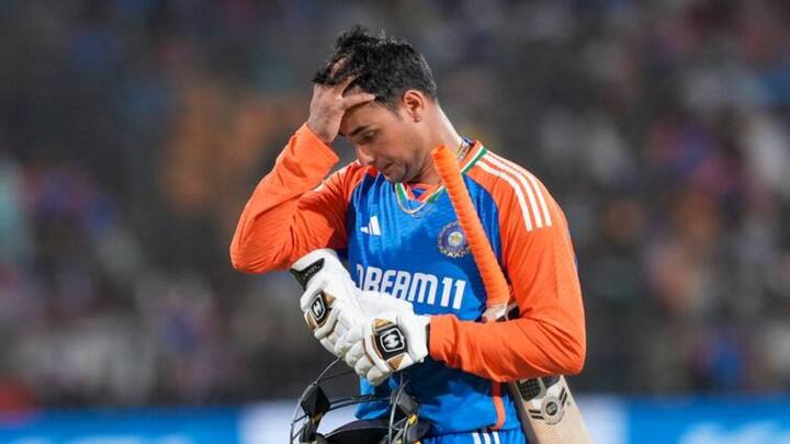 জবাবে ব্যাট করতে নেমে অভিষেক শর্মা দুরন্ত শুরু করলেও বোঝাপড়ার অভাবে তাঁকে ১৬ রানে রান আউট হয়ে সাজঘরে ফিরে যেতে হয়।