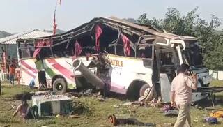 અંબાજીના ત્રિશુલિયા ઘાટ ઉપર લક્ઝરી બસ પલટી, ત્રણના મોત