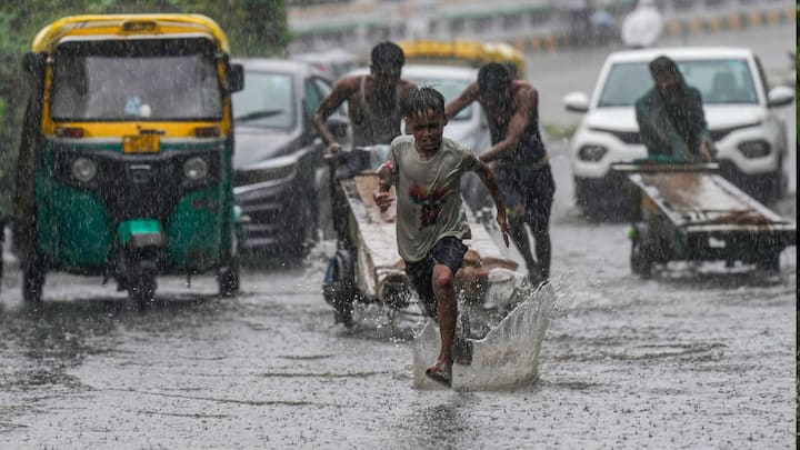 পাশাপাশি উত্তরবঙ্গেও রয়েছে হলুদ সতর্কতা। মোটের উপর আগামীকাল কেমন থাকবে আবহাওয়া ? দেখুন একনজরে।