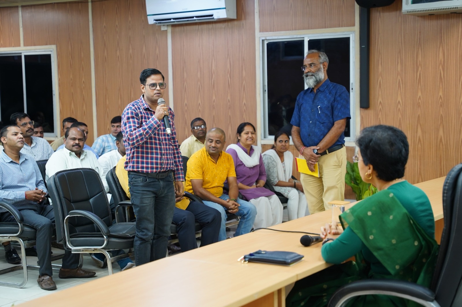 दिल्ली CM आवास में शिफ्ट हुईं Atishi, अधिकारियों के साथ की बैठक