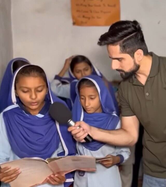 शिक्षक ने कहा, 'यह स्कूल एक प्राइवेट गजाली एजुकेशन ट्रस्ट के तहत चलता है. यहां का कोर्स पंजाब टैक्स बोर्ड (PTB) तय करता है. इस स्कूल में ज्यादातर हिंदू कम्युनिटी के बच्चे पढ़ते हैं इसलिए हम यहां के बच्चों को हिंदू धार्मिक चीजों के बारे में पढ़ाते हैं.'