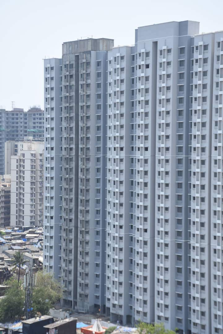 म्हाडाकडून उद्या म्हणजेच 8 ऑक्टोबरला सोडतीचं आयोजन करण्यात आलं आहे. म्हाडाच्या या सोडतीला मुंबईकरांचा दमदार प्रतिसाद मिळाला आहे.