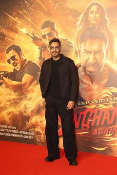 Singham Again के ट्रेलर लॉन्च इवेंट में स्टाइलिश अंदाज में पहुंचे Ajay Devgn सहित पूरी स्टार कास्ट, करीना कपूर ने लूट ली महफिल