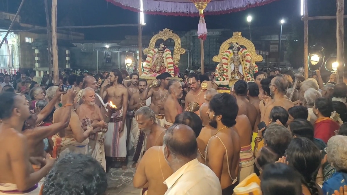 Navratri 2024: களைகட்டிய காஞ்சிபுரம் வரதராஜ பெருமாள் கோயில்.. படையெடுக்கும் பக்தர்கள்..