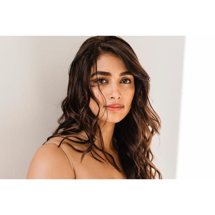 Meaning of beauty 💓💓💓 బ్యూటీ అంటూ ఓ అభిమాని కామెంట్ పెట్టాడు. వైట్ హార్ట్స్తో ఆమె ఫ్యాన్స్ అభిమానాన్ని చాటుకుంటున్నారు. (Images Source : Instagram/Pooja Hegde)