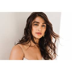 Pooja Hegde : వైట్ శారీలో బుట్టబొమ్మ.. నవ్వేస్తూ క్యూట్ ఫోజులిచ్చిన పూజా హెగ్డే