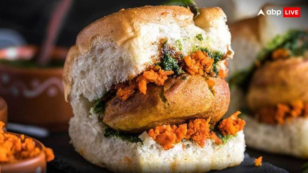 इस वड़ा पाव बेचने वाले की कमाई सुनकर कॉरपोरेट वाले हो जाएंगे शर्मिंदा, सोशल मीडिया भी हैरान Vada pav seller from mumbai is earning 24 lakh rupees annually social media is going crazy इस वड़ा पाव बेचने वाले की कमाई सुनकर कॉरपोरेट वाले हो जाएंगे शर्मिंदा, सोशल मीडिया भी हैरान