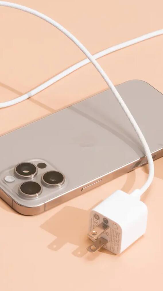 फोन चार्ज हो या नहीं, स्विच ऑन रखने पर इतनी बिजली खाएगा चार्जर!