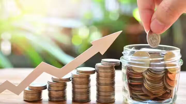 LIC-এর জীবন আনন্দ পলিসি একটি টার্ম প্ল্যানের মতো। তার মানে, আপনার পলিসি যত বেশি সময় থাকবে, তত বেশি প্রিমিয়াম দিতে হবে। আপনি যদি এই স্কিমে ১৩৫৯ টাকা জমা দেন, তাহলে আপনাকে প্রতি দিন ৪৫ টাকা সঞ্চয়ের খাতায় রাখতে হবে।