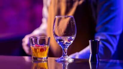 Alcohol Increases Cancer Risk: વાઈન હોય, બીયર હોય કે આલ્કોહૉલ, જો તમે આ વસ્તુઓ વધુ પ્રમાણમાં પીઓ છો તો કેન્સર જેવી ગંભીર બીમારીઓનું જોખમ વધી જાય છે. આલ્કોહૉલ - દારૂ પીવાથી કેન્સર જેવી ગંભીર બીમારીનો ખતરો અનેકગણો વધી જાય છે. આલ્કોહૉલ વિશે લોકોમાં એક ગેરસમજ છે કે દારૂ પીવાથી કેન્સરનું જોખમ ઘટી જાય છે. પણ એવું બિલકુલ નથી.