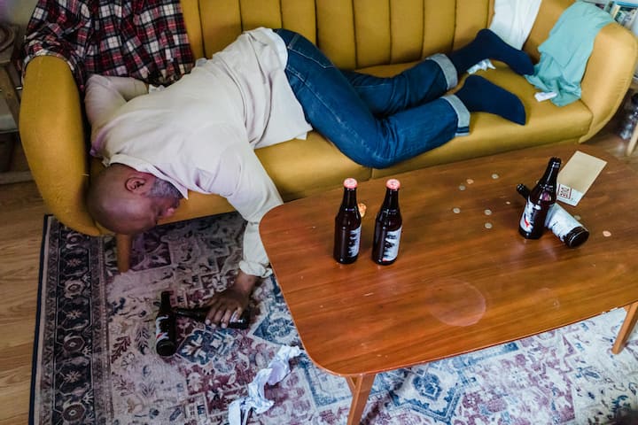 शराब और बीयर दोनों ही मस्तिष्क को प्रभावित करते हैं. जब इन दोनों को एक साथ मिलाकर पिया जाता है, तो मस्तिष्क पर इनका प्रभाव और अधिक गहरा हो जाता है. इससे व्यक्ति अधिक नशे में हो सकता है और उसकी सोचने समझने की क्षमता कम हो सकती है.