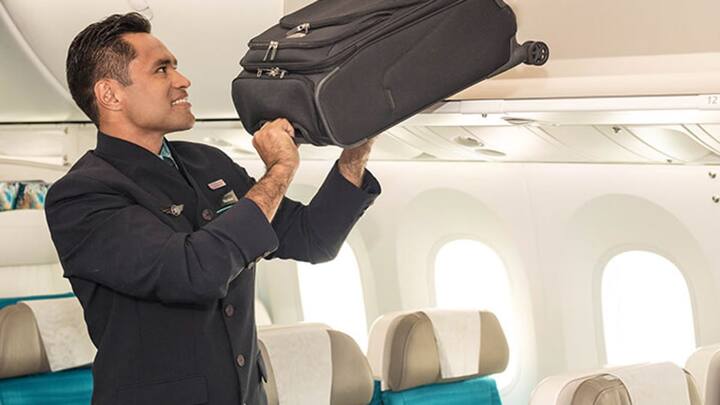 फ्लाइट में बैगेज को लेकर नियम हैं. छोटा बैगे जो कम लिमिट का होता है. उसे आप अपने साथ ले जा सकते हैं. और जो बड़े बैग होते हैं. वह आपको लगेज सेक्शन में रखने के लिए देने होते हैं. जो फ्लाइट लैंड करने के बाद आपको वापस मिलते हैं.