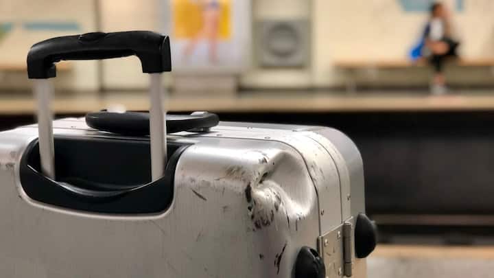 बैग के डैमेज होने की स्थिति में इसके लिए क्लेम फ़ाइल करने के लिए भी टाइम लिमिट है. घरेलू उड़ानों की फ्लाइट लैंड करने के 24 घंटे के अंदर और अंतरराष्ट्रीय उड़ानों के लिए लैंडिंग के सात दिनों के अंदर शिकायत दर्ज करानी चाहिए.