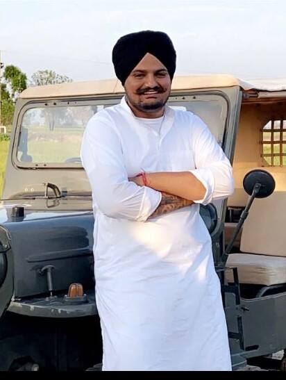 ਸਿੱਧੂ ਮੂਸੇਵਾਲਾ ਨੂੰ ਦਿੱਤੀ ਚੇਤਾਵਨੀ ਤਜਿੰਦਰ ਪਾਲ ਸਿੰਘ ਬੱਗਾ ਨੇ ਅੱਗੇ ਦੱਸਿਆ ਕਿ ਜਦੋਂ ਉਨ੍ਹਾਂ ਨੇ ਆਪਣੇ ਦੋਸਤ ਰੁਦਰ ਤੋਂ ਸਿੱਧੂ ਮੂਸੇਵਾਲਾ ਨਾਲ ਮੁਲਾਕਾਤ ਬਾਰੇ ਗੱਲ ਕੀਤੀ ਤਾਂ ਉਸ ਜੋਤਸ਼ੀ ਨੇ ਹੈਰਾਨ ਕਰਨ ਵਾਲੇ ਖੁਲਾਸੇ ਕੀਤੇ। ਤਜਿੰਦਰ ਨੇ ਖੁਲਾਸਾ ਕੀਤਾ ਕਿ ਉਸ ਦੇ ਜੋਤਸ਼ੀ ਦੋਸਤ ਰੁਦਰ ਨੇ ਸਿੱਧੂ ਮੂਸੇਵਾਲਾ ਨੂੰ ਆਉਣ ਵਾਲੀ ਤਬਾਹੀ ਬਾਰੇ ਚੇਤਾਵਨੀ ਦਿੱਤੀ ਸੀ ਅਤੇ ਉਸ ਨੂੰ ਦੇਸ਼ ਛੱਡਣ ਦੀ ਸਲਾਹ ਦਿੱਤੀ ਸੀ। ਰੁਦਰ ਨਾਲ ਹੋਈ ਆਪਣੀ ਗੱਲਬਾਤ ਨੂੰ ਯਾਦ ਕਰਦਿਆਂ ਉਨ੍ਹਾਂ ਕਿਹਾ, 'ਮੈਂ ਇਹ ਜਾਣ ਕੇ ਹੈਰਾਨ ਸੀ ਕਿ ਸਿੱਧੂ ਜੋਤਿਸ਼ 'ਚ ਵਿਸ਼ਵਾਸ ਰੱਖਦੇ ਹਨ।