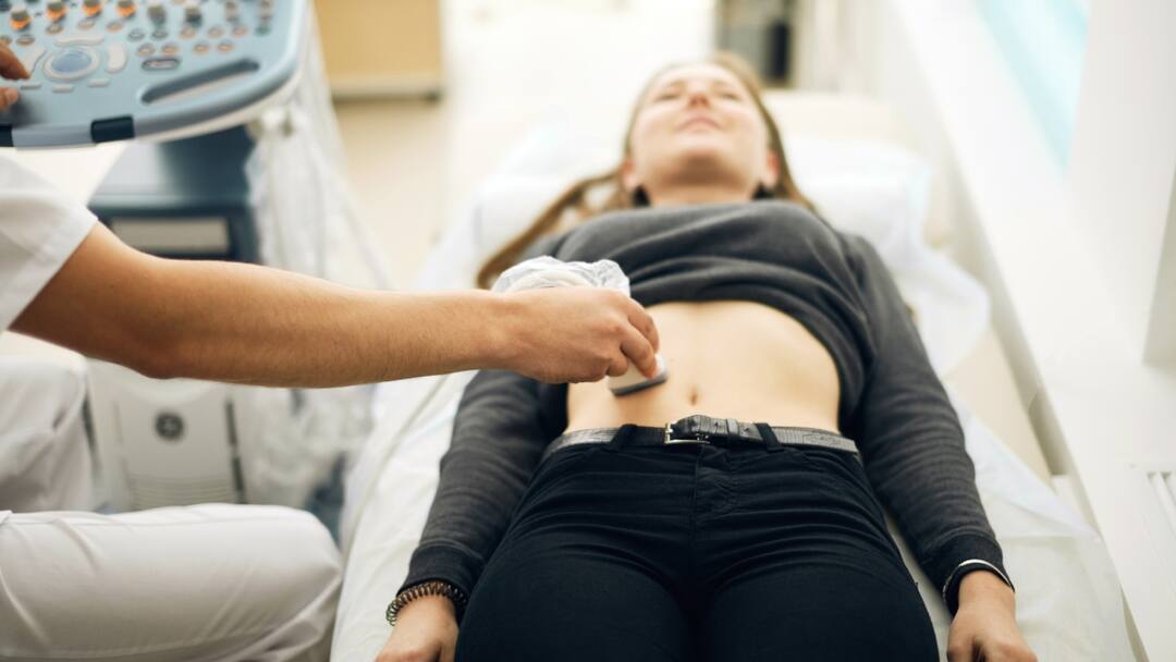 Learn about the benefits and process of egg freezing for future pregnancy planning Egg Freezing : పెళ్లికాకుండానే ఎగ్​ఫ్రీజింగ్ చేసుకోవచ్చా? బెనిఫిట్స్ ఏంటి? దీంతో ఎంత లేట్​గా ప్రెగ్నెన్సీ ప్లాన్ చేసుకోవచ్చు?