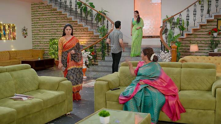 అపర్ణ కావ్యను కలిసిందని రాహుల్..రుద్రాణికి కాల్ చేసి చెబుతాడు. ఇంటికొచ్చిన అపర్ణని నిలదీయడంతో రాహుల్ ని స్వప్న దగ్గర బుక్ చేస్తుంది అపర్ణ. ఇంట్లో అందమైన భార్యని పెట్టుకుని వేరే అమ్మాయితో చక్కర్లు కొడుతున్నాడని చెబుతుంది. రాహుల్ అక్కడి నుంచి తప్పించుకునేందుకు ప్రయత్నిస్తుండగా..అడ్డుపడిన స్వప్న.. రూమ్ లో తీసుకెళ్లి ఉతుకుతుంది.