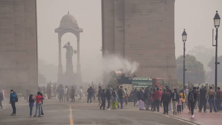 Delhi Weather Update: मौसम विभाग (IMD) के मुताबिक मंगलवार को दिन के समय आसमान में बादल छाए रहेंगे. न तो बारिश की कोई उम्मीद है, न ही तापमान में कमी के संकेत हैं. जानें आईएमडी का अपडेट