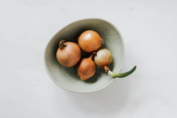 તમને જણાવી દઈએ કે પરમાણુ પરીક્ષણમાં ડુંગળીનો ઉપયોગ સેન્સર તરીકે કરવામાં આવતો હતો. ડુંગળીમાં રહેલા કેટલાક રાસાયણિક તત્વો વિસ્ફોટ દરમિયાન થતા રેડિયેશનના સંપર્કમાં આવે ત્યારે રંગ બદલી નાખે છે. વૈજ્ઞાનિકોએ આ સિદ્ધાંતનો ઉપયોગ ડુંગળીને કુદરતી સેન્સર તરીકે ઉપયોગ કરવા માટે કર્યો હતો.