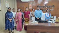 बस्ती DM ने छोड़ी कुर्सी! एक दिन की जिलाधिकारी बनीं साक्षी, पीड़ितों की समस्याएं सुनीं