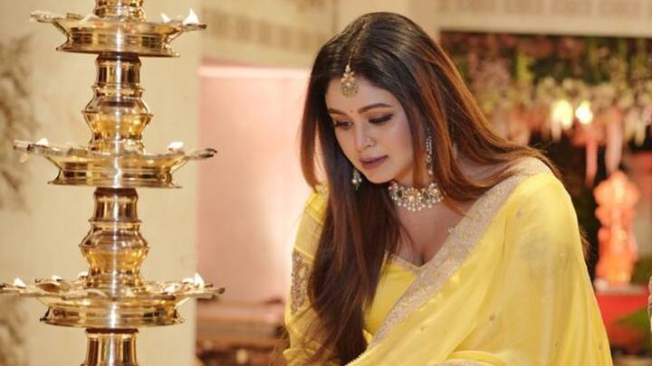 Ritabhari Chakraborty News: ঋতাভরী এদিন অংশ নিয়েছিলেন নবরাত্রির পুজোয়, সমস্ত পুরনো বন্ধুদের সঙ্গে গল্পে আড্ডায় কাটে সন্ধে। তবে ইতিমধ্যেই ঋতাভরী ফিরে এসেছেন শহরে। আগামীকাল তাঁর ছবির মুক্তি যে।