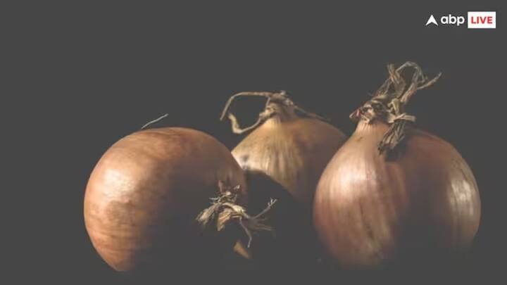 ਪਰਮਾਣੂ ਪ੍ਰੀਖਣ ਵਿੱਚ ਪਿਆਜ਼ ਦੀ ਵਰਤੋਂ ਇੱਕ ਸੰਵੇਦਕ ਵਜੋਂ ਕੀਤੀ ਗਈ ਸੀ। ਪਿਆਜ਼ ਵਿੱਚ ਮੌਜੂਦ ਕੁਝ ਰਸਾਇਣਕ ਤੱਤ ਵਿਸਫੋਟ ਦੌਰਾਨ ਹੋਣ ਵਾਲੀ ਰੇਡੀਏਸ਼ਨ ਦੇ ਸੰਪਰਕ ਵਿੱਚ ਆਉਣ 'ਤੇ ਰੰਗ ਬਦਲ ਲੈਂਦੇ ਹਨ। ਵਿਗਿਆਨੀਆਂ ਨੇ ਇਸੀ ਸਿਧਾਂਤ ਦੀ ਵਰਤੋਂ ਕਕਕੇ ਪਿਆਜ਼ ਨੂੰ ਕੁਦਰਤੀ ਸੰਵੇਦਕ ਵਜੋਂ ਵਰਤਿਆ।