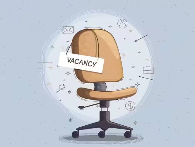 જો તમે સરકારી નોકરીની તૈયારી કરી રહ્યા છો ખાસ કરીને જો તમે કોઈ બેન્કમાં નોકરી મેળવવા માંગો છો તો તમને દેશની સૌથી મોટી સરકારી બેન્કમાં નોકરી કરવાનો મોકો મળવાનો છે. વાસ્તવમાં સ્ટેટ બેન્ક ઓફ ઈન્ડિયા (SBI) ચાલુ નાણાકીય વર્ષ 2024-25માં 10,000 નવા કર્મચારીઓની ભરતી કરવાની યોજના બનાવી રહી છે.