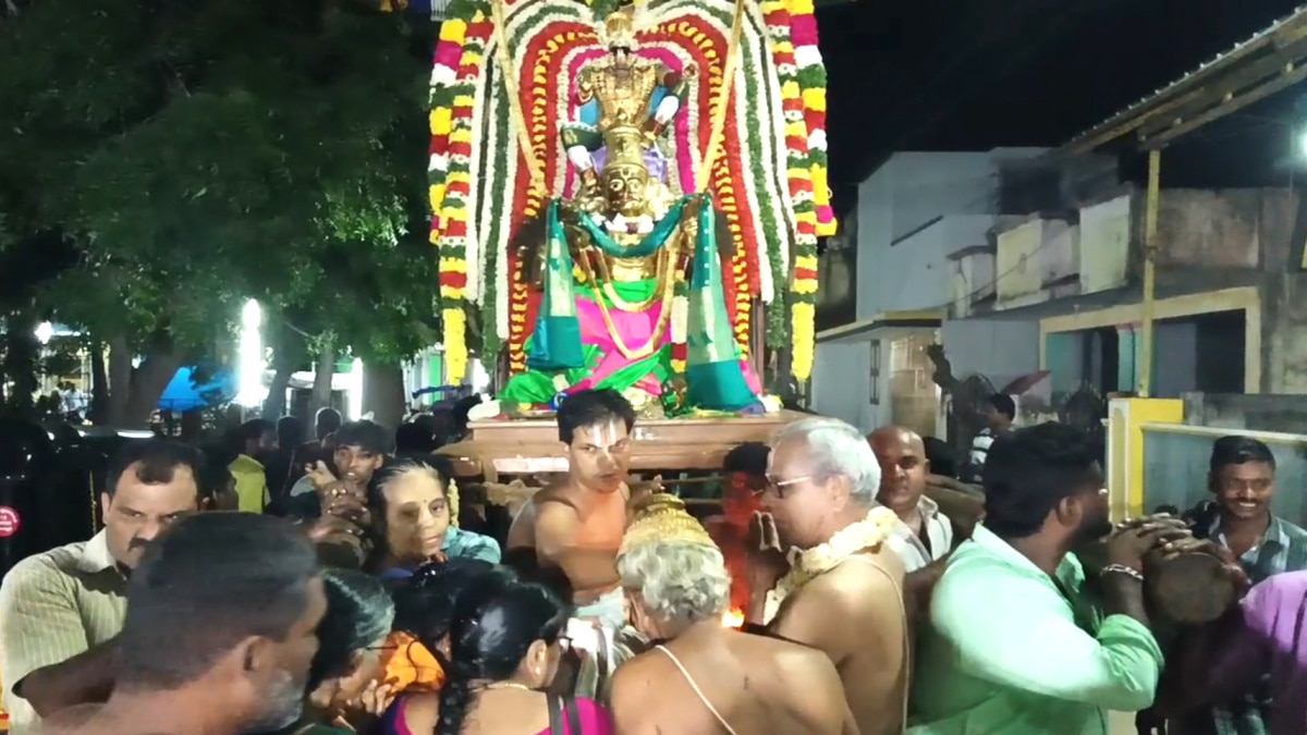 பக்தர்களுக்கு தங்க கருட வாகனத்தில் காட்சி அளித்த  திருவெள்ளக்குளம் அண்ணன் பெருமாள்