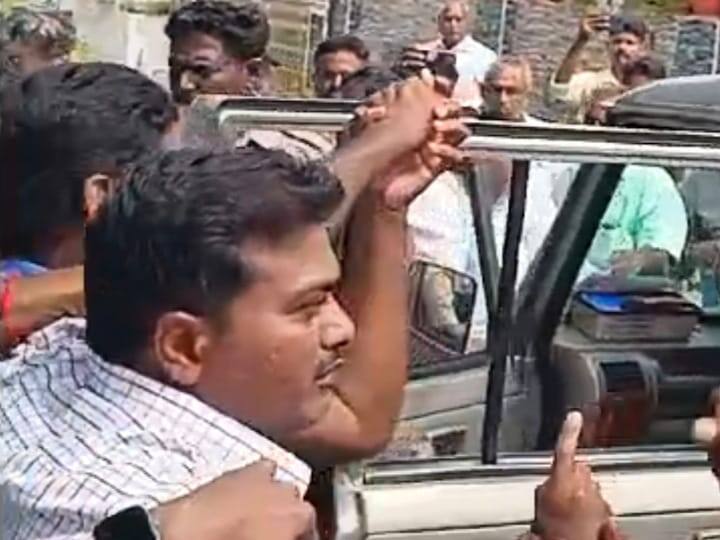 karur Murugan Kovil land issue one person arrest police take action - TNN கரூரில் அரசு பணி செய்ய விடாமல் தடுத்த நபர்; குண்டு கட்டாக தூக்கிய போலீசாரால் பரபரப்பு