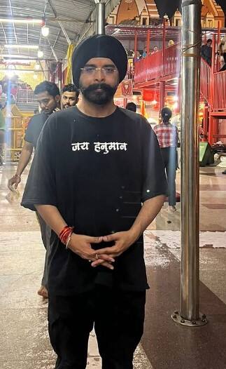 ਪਹਿਲੇ ਐਪੀਸੋਡ ਵਿੱਚ, ਉਨ੍ਹਾਂ ਰਜਤ ਦਲਾਲ ਨਾਲ ਬਾਈਕ ਵਿਵਾਦ ਬਾਰੇ ਗੱਲ ਕੀਤੀ ਜੋ ਜਲਦੀ ਹੀ ਝਗੜੇ ਵਿੱਚ ਬਦਲ ਗਈ। ਦੋਵਾਂ ਵਿਚਾਲੇ ਗੱਲਬਾਤ ਤੇਜ਼ੀ ਨਾਲ ਵਧ ਗਈ ਅਤੇ ਰਜਤ ਦਲਾਲ ਨੇ ਗੱਲਬਾਤ ਖਤਮ ਕਰਦੇ ਹੋਏ ਤਜਿੰਦਰ ਨੂੰ ਕਿਹਾ, 'ਭੂਤ ਬਣਾ ਦਿਆਂਗਾ।'