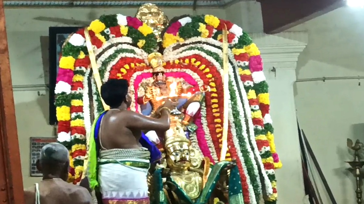 பக்தர்களுக்கு தங்க கருட வாகனத்தில் காட்சி அளித்த  திருவெள்ளக்குளம் அண்ணன் பெருமாள்