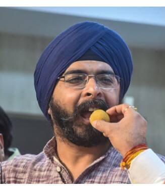 ਸਿੱਧੂ ਮੂਸੇਵਾਲਾ ਦੇ ਕਤਲ 'ਤੇ ਬੱਗਾ ਨੇ ਕੀਤਾ ਖੁਲਾਸਾ ਗੁਣਰਤਨ ਸਦਾਵਰਤੇ ਨਾਲ ਗੱਲਬਾਤ ਦੌਰਾਨ ਤਜਿੰਦਰ ਨੇ ਆਪਣੇ ਜੋਤਸ਼ੀ ਦੋਸਤ ਰੁਦਰ ਬਾਰੇ ਦੱਸਿਆ, ਜੋ ਸਿੱਧੂ ਮੂਸੇਵਾਲਾ ਦੀ ਮੌਤ ਤੋਂ ਕੁਝ ਦਿਨ ਪਹਿਲਾਂ ਉਸ ਨੂੰ ਮਿਲਿਆ ਸੀ। ਤਜਿੰਦਰ ਨੇ ਦੱਸਿਆ ਕਿ ਉਨ੍ਹਾਂ ਨੇ ਰੁਦਰ ਅਤੇ ਸਿੱਧੂ ਦੀ ਤਸਵੀਰ ਇਕੱਠੀ ਦੇਖੀ ਅਤੇ ਆਪਣੇ ਦੋਸਤ ਨੂੰ ਪੰਜਾਬੀ ਗਾਇਕ ਨਾਲ ਮੁਲਾਕਾਤ ਬਾਰੇ ਪੁੱਛਣ ਤੋਂ ਆਪਣੇ ਆਪ ਨੂੰ ਰੋਕ ਨਹੀਂ ਸਕਿਆ। ਉਨ੍ਹਾਂ ਨੇ ਕਿਹਾ, 'ਸ਼ੁਰੂ ਵਿੱਚ, ਉਹ ਜੋਤਿਸ਼ 'ਤੇ ਵਿਸ਼ਵਾਸ ਨਹੀਂ ਕਰਦਾ ਸੀ, ਪਰ ਉਨ੍ਹਾਂ ਦਾ ਦੋਸਤ ਰੁਦਰ, ਜੋ ਕਿ ਜੋਤਸ਼ੀ ਹੈ, ਉਸ ਨੂੰ ਮਿਲਣ ਤੋਂ ਬਾਅਦ ਉਨ੍ਹਾਂ ਨਜ਼ਰੀਆ ਬਦਲ ਲਿਆ।