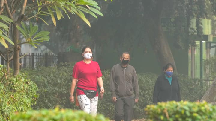 दिल्ली में शनिवार को अधिकतम तापमान 35.4 डिग्री सेल्सियस दर्ज किया गया, जो मौसम के औसत से एक डिग्री अधिक है.