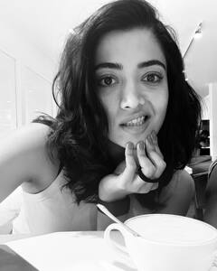 Rashmika Mandanna : కేరళలో కాఫీ ముచ్చట్లు చెప్తోన్న రష్మిక.. అక్కడి ఫుడ్, కాఫీ గురించి రివ్యూ ఏమిచ్చిందంటే
