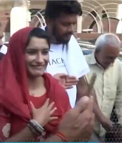 Haryana Assembly Result अचानक मतगणना केंद्र पहुंची Vinesh Phogat | ABP NEWS SHORTS