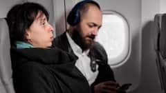 प्लेन में हर सीट के आगे लगी स्क्रीन पर चलने गंदी फिल्म, बंद भी नहीं कर पाए पैसेंजर