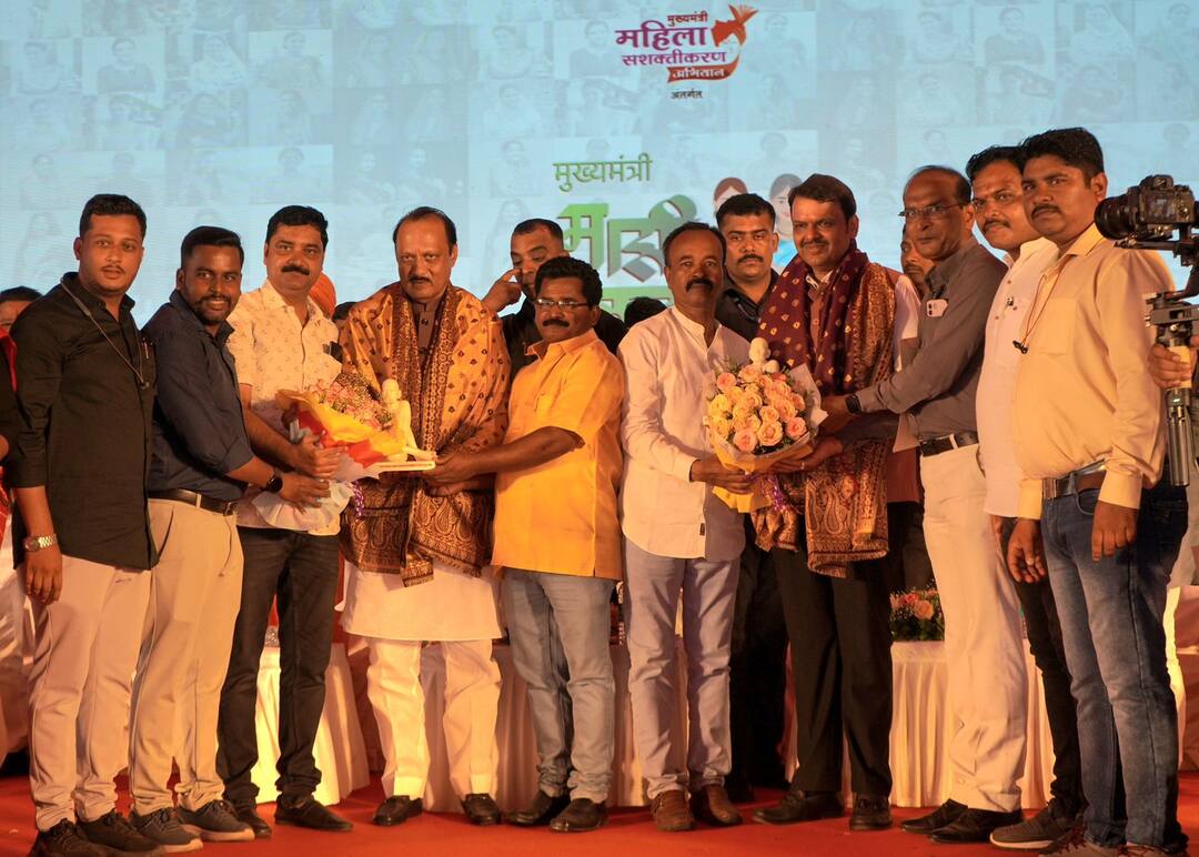 7 crores fund for housing of journalists in Solapur Deputy Chief Minister ajit pawar and devendra Fadnavis were honored on behalf of the journalists सोलापुरातील पत्रकारांच्या घरांसाठी ७ कोटींचा निधी; पत्रकरांच्यावतीने दोन्ही उपमुख्यमंत्र्यांचा सन्मान
